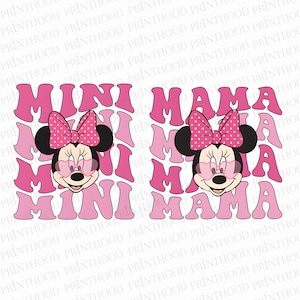 K&ouml;nnte beinhalten: Zwei rosa Designs mit dem Text "MINI MAMA" in einer Retro-Schriftart. Jedes Design zeigt ein Minnie Mouse-Gesicht mit einer rosa Schleife mit Punkten und Sonnenbrille. Der Hintergrund ist ein sich wiederholendes Muster des Wortes "PRINTHOOD".