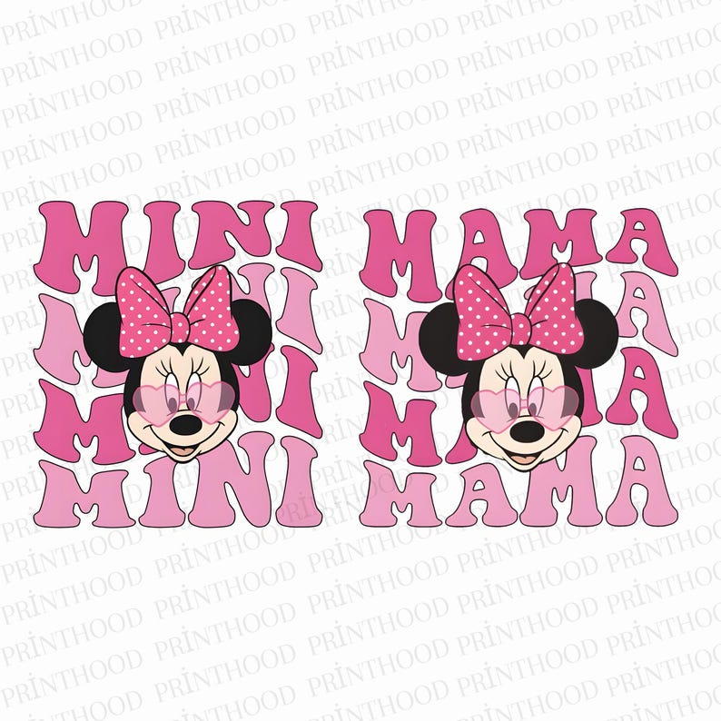 K&ouml;nnte beinhalten: Zwei rosa Designs mit dem Text "MINI MAMA" in einer Retro-Schriftart. Jedes Design zeigt ein Minnie Mouse-Gesicht mit einer rosa Schleife mit Punkten und Sonnenbrille. Der Hintergrund ist ein sich wiederholendes Muster des Wortes "PRINTHOOD".