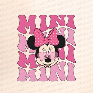 K&ouml;nnte beinhalten: Ein Retro-Design mit Minnie Maus und dem Wort "MINI". Minnie Maus tr&auml;gt herzf&ouml;rmige Sonnenbrillen und eine gepunktete Schleife. Das Design verwendet verschiedene Rosat&ouml;ne.