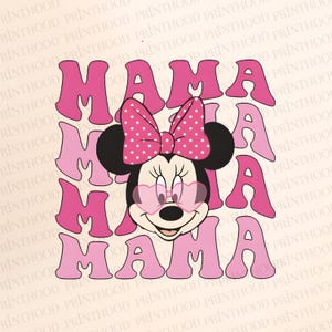 K&ouml;nnte beinhalten: Rosa Grafikdesign mit Minnie Mouse, die eine herzf&ouml;rmige Sonnenbrille und eine gepunktete Schleife tr&auml;gt. Das Wort "MAMA" wird in einer Retro-Schrift wiederholt, wodurch ein lustiges und stilvolles Design entsteht.