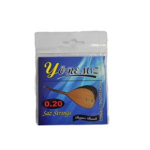 Może przedstawiać: Opakowanie strun do Saz z marką "Yöremiz" w złotych literach. Niebieskie tło zawiera ilustrację instrumentu Saz. Tekst zawiera "0.20 Saz Strings".