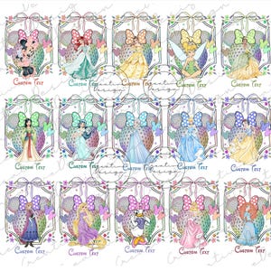 Può includere: Una collezione di colorati disegni di personaggi Disney, ciascuno incorniciato con un fiocco, fiori e un globo a forma di orecchio di Topolino. I disegni presentano personaggi come Minnie, principesse e Trilli. Ogni disegno include il testo "Custom Text".