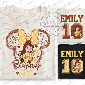 Puede incluir: Camiseta crema con ilustración de Bella, lazo amarillo y texto "Birthday Girl". Camisetas adicionales muestran "Emily 10" con Bella. El diseño usa marrón y amarillo. Ideal para un cumpleaños infantil.