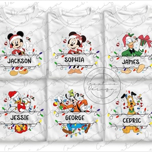 Puede incluir: Camisetas blancas con personajes de Disney con atuendos navideños. Cada camiseta muestra un personaje diferente: Mickey, Minnie, Pato Donald, Goofy y Pluto, con un nombre debajo. Las camisetas están decoradas con luces navideñas.