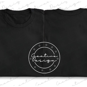 Könnte beinhalten: Zwei gefaltete schwarze T-Shirts. Das vordere Shirt hat ein weißes kreisförmiges Design mit den Worten "Creative Design" und Sternen. Die Shirts werden auf einer weißen Oberfläche mit dem sich wiederholenden Wort "Creative Design" präsentiert.