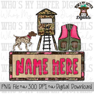 Könnte beinhalten: Digitalgrafik mit Jagdmotiv. Enthält einen Tarn-Hochsitz, eine rosa-grüne Jagdweste, einen Hund und ein Schild mit der Aufschrift "NAME HERE" in rosa Buchstaben. Der Text "PNG File ~ 300 DPI ~ Digital Download" ist ebenfalls enthalten.