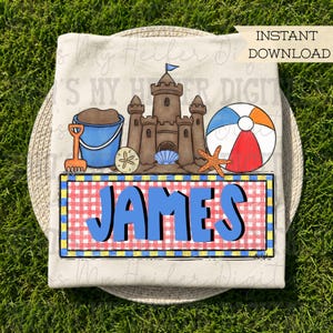 Verspieltes Strandspielzeug-Trio mit Namensblock-Sublimation (PNG), handgezeichnete Sandburg mit Eimer und Ball (PNG), Kinder-Shirt-Design, sommerliche Doodle-Kunst