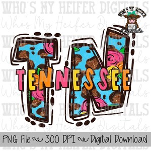 Puede incluir: Un diseño digital con la palabra "Tennessee" en letras coloridas. Las letras están delineadas en negro y rellenas con un estampado de vaca azul y motivos florales. El diseño incluye el texto "PNG File ~ 300 DPI ~ Digital Download".
