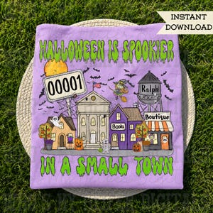 Halloween ist in einer Kleinstadt gruseliger (PNG, handgezeichnet) – Gruselige Kleinstadt – Sublimationsdruck – Individuelles Stadt- und Reißverschluss-Shirt-Design – Verspielte Halloween-Kritzelei
