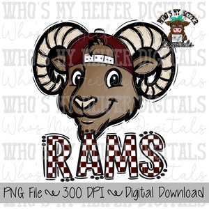 Könnte beinhalten: Eine digitale Illustration eines braunen Widderkopfes mit einer kastanienbraunen Baseballkappe, großen geschwungenen Hörnern und einem Lächeln. Unter dem Widder steht das Wort RAMS in einem kastanienbraun-weißen Karomuster. Ein kleines Logo oben rechts zeigt eine Kuh mit dem Text WHO'S MY HEIFER DIGITALS.