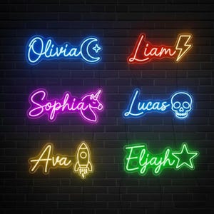 Puede incluir: Letreros de neón con nombres: Olivia, Liam, Sophia, Lucas, Ava y Elijah. Cada nombre en un color diferente, con símbolos como una luna, un rayo, un unicornio, una calavera, un cohete y una estrella. Los letreros están montados sobre una pared de ladrillos oscuros.