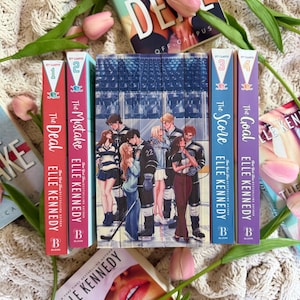Puede incluir: Una colección de libros de la serie Off-Campus de Elle Kennedy, incluyendo The Deal, The Mistake, The Score y The Goal. Los lomos presentan etiquetas numeradas y títulos, mientras que los cantos muestran una ilustración continua.