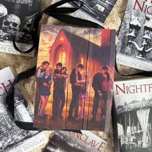 Puede incluir: Una taza de cerámica blanca con un asa negra y el texto "But First, Coffee" en negro y negrita. La taza está sobre una superficie blanca. La taza parece tener una capacidad de unos 355 ml.