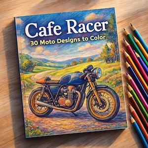 Puede incluir: Un libro para colorear titulado "Cafe Racer" con una portada azul que presenta una ilustración de una motocicleta. El libro incluye el texto "30 Moto Designs to Color". Un juego de lápices de colores descansa sobre una superficie de madera junto al libro.