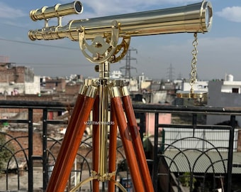 Telescopio nautico vintage in ottone con treppiede in legno regolabile, decorazione marittima personalizzata con incisione.