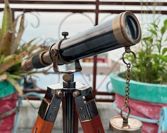 Telescopio in ottone stile antico con supporto a treppiede in legno, decorazione nautica vintage, cannocchiale marittimo per ufficio.