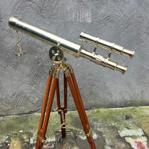 Retro Brass Telescope on Tripod – Nautical Decor Piece & Sophisticated Boss Gift