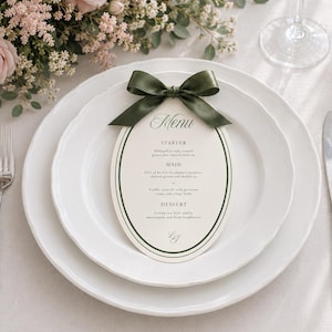 Modello di menu di nozze ovale senza tempo, elegante menù crema e verde, menù per ricevimento di nozze modificabile su Canva, lusso e ricchezza tradizionale, TLGR immagine 2
