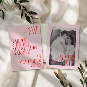 Może przedstawiać: Dwie różowe karty "Save the Date" z czerwonym tekstem. Jedna karta zawiera tekst "Harper & Daniel biorą ślub" i datę. Druga karta zawiera zdjęcie pary z tekstem "Save the Date".