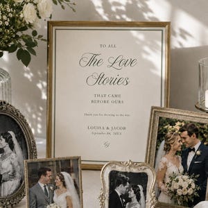 Puede incluir: Un marco rectangular dorado grande que contiene un letrero con el texto "TO ALL The Love Stories THAT CAME BEFORE OURS", los nombres "LOUISA & JACOB" y la fecha "September 04, 20XX". Cuatro marcos ornamentados muestran fotos de boda.