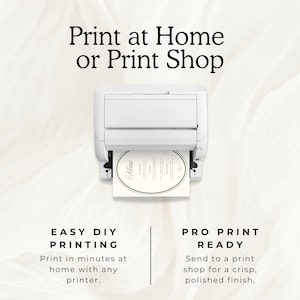 Pu&ograve; includere: Una stampante bianca che emette un documento con un design di menu caratterizzato da un bordo ovale e testo nero. L'immagine include il testo: Print at Home or Print Shop, EASY DIY PRINTING, Print in minutes at home with any printer, PRO PRINT READY, Send to a print shop for a crisp, polished finish.