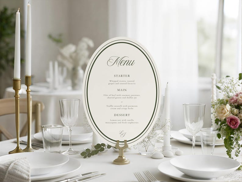 Pu&ograve; includere: Un menu ovale con sfondo color crema e bordo nero, che riporta il testo Menu, Starter, Main e Dessert. La carta &egrave; tenuta in posizione verticale da un supporto in metallo dorato su una tavola apparecchiata con piatti bianchi, bicchieri e candele.