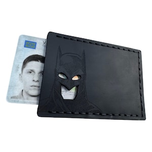 Fledermaus Superheld Kartenhalter, Personalisierte Brieftasche für Männer, Geeky Comic-Fan Geschenk für Ihn, Handgefertigt