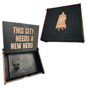 Fledermaus Superheld Kartenhalter mit Geschenkbox, Personalisierte Brieftasche für Männer, Geeky Comic-Fan Geschenk für Ihn, Handgefertigt