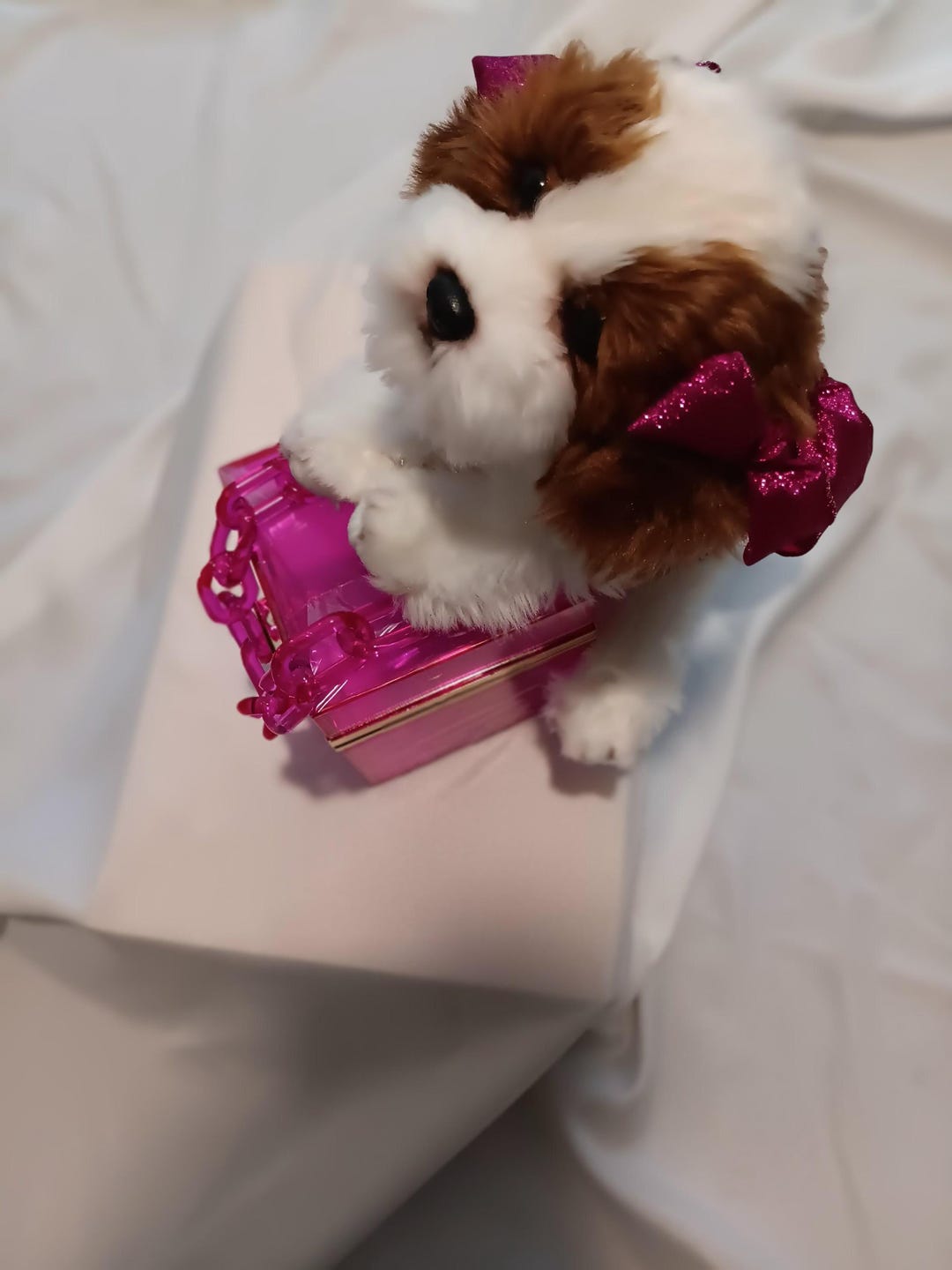 犬の赤ちゃんぬいぐるみピンクりぼん ピンクのリボンが付いた手作りのぬいぐるみ犬：コレクター向け子犬