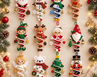 Könnte beinhalten: Eine Sammlung von zwölf gehäkelten Weihnachtsanhängern mit Figuren wie dem Weihnachtsmann, einem Schneemann, einem Pinguin, einem Lebkuchenmann, einem Elf, einem Rentier, Frau Weihnachtsmann, einem Wichtel, einem Engel, einem Eisbären, einem Tannenbaum und einem Nussknacker.