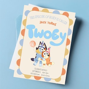 Puede incluir: Una tarjeta de invitación de cumpleaños rectangular con los personajes Bluey y Bingo usando gorros de fiesta. El texto dice: This episode of Bluey is called Jack turns Twoey. Incluye un globo con el número 2, detalles del evento y un borde de círculos naranjas, amarillos y azules sobre un fondo crema.
