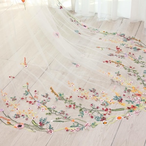 KA84 花柄刺繍入りシアーロングブライダルベール、カラフルなガーデン風ディテールのソフトチュールウェディングベール