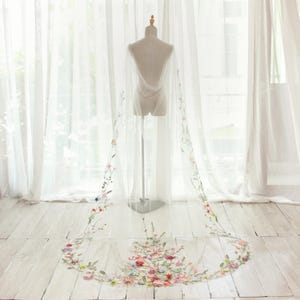 KA157 Wildblumen Braut Cape, bunt besticktes Hochzeit Cape, schiere Tüll Floral Cape, romantische Garten Braut Schulter Cape