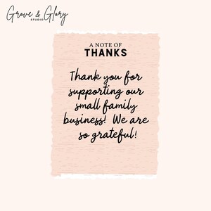 K&ouml;nnte beinhalten: Digitalgrafik mit dem Text "A NOTE OF THANKS" und "Thank you for supporting our small family business! We are so grateful!" in schwarzer Schrift auf rosa strukturiertem Hintergrund.