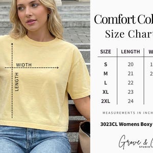 K&ouml;nnte beinhalten: Eine Frau tr&auml;gt ein gelbes Boxy-T-Shirt. Das Bild enth&auml;lt eine Gr&ouml;&szlig;entabelle mit Ma&szlig;en in Zoll f&uuml;r das Shirt. Das Shirt ist mit "Butter" gekennzeichnet und die Marke ist "Grove & Glory Studio".