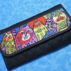 Cartera grande para mujer - Cartera de regalo Laurel Burch con 9 bolsillos para amantes de los gatos, organizadora larga, de tela acolchada, plegable en tres partes.