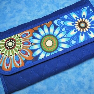 Cartera grande para mujer: Cartera de tela con 9 bolsillos, cartera acolchada con margaritas, cartera de tela con tres pliegues, organizador de chequera, cartera para mujer, cartera vegana