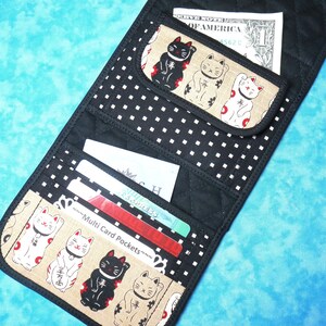 Cartera pequeña para mujer: billetera liviana de 6 bolsillos con tres pliegues, billetera de tela asiática con diseño de gato de la suerte, billetera de tela acolchada, billetera vegana para mujer