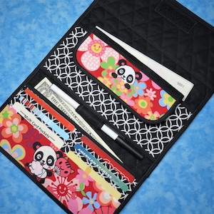 Cartera grande para mujer: cartera larga de 9 bolsillos, cartera con diseño de panda asiático, cartera organizadora de tres pliegues, cartera de tela acolchada, cartera de chequera vegana para mujer