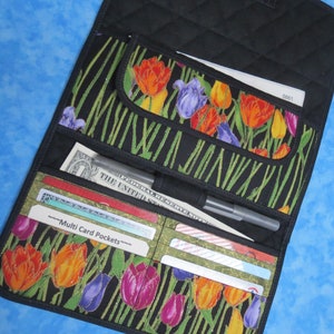 Cartera grande para mujer: cartera organizadora de 9 bolsillos, cartera de tela con diseño de tulipán, cartera de tela con tres pliegues, cartera para chequera para mujer, cartera acolchada larga vegana