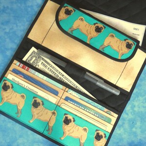Cartera grande para mujer - Cartera larga de 9 bolsillos Cartera con diseño de perro carlino Organizador de chequera Cartera acolchada de tela Cartera de mujer de tres pliegues Vegana