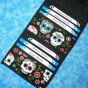 Cartera pequeña para mujer - Cartera de tela con 6 bolsillos y diseño de calavera de azúcar Cartera con diseño de Día de los Muertos Cartera con tres pliegues para tarjetas Billetera para mujer