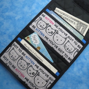 Cartera para tarjetas de mujer - Tarjetero de 4 bolsillos Cartera pequeña Cartera con diseño de gato kawaii Cartera de tela acolchada Estuche para tarjetas de presentación Vegano