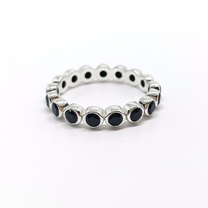 Anillo de eternidad completo de ónix negro con engaste de bisel redondo para mujer, plata de ley 925, anillo apilable, delicados anillos de banda de ónix.