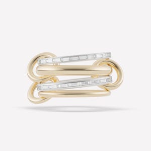 Peut inclure: Une bague multi-anneaux composée de deux anneaux en or jaune poli et de deux anneaux argentés sertis de pierres claires taille baguette. Les anneaux sont reliés par deux maillons circulaires en or jaune de chaque côté, créant un design superposé.