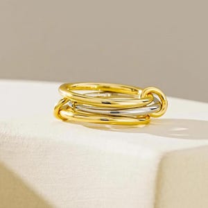 Anel duplo liso em ouro 18k com aro liso em prata maciça, anel triplo com conectores entrelaçados, SPINELLI KILCOLLIN