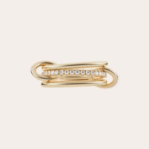 Peut inclure: Une bague dorée au design original et entrelacé. La bague présente une rangée de petits pierres précieuses transparentes serties dans une bande. La bague est en métal brillant et poli. Le design est moderne et accrocheur.