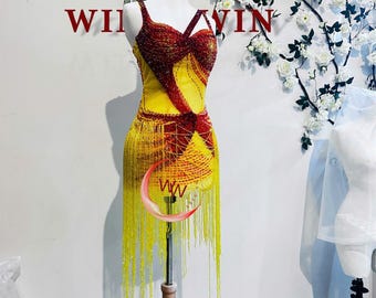 Vestido ajustado, bordado a mano con cuentas de cristal.