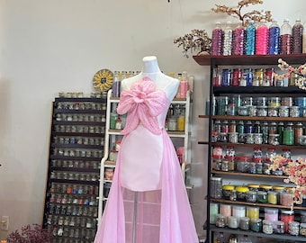 Vestido ajustado con detalles cosidos a mano y con cuentas.