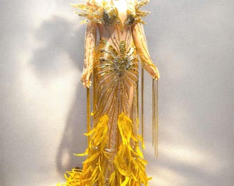 Vestido de noche con piedras preciosas bordadas a mano